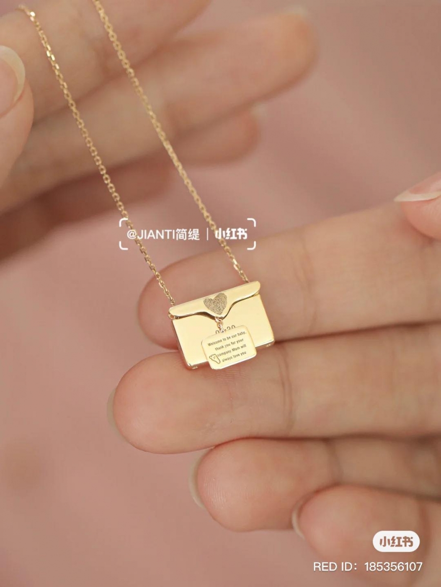 另一款「开合式」设计的小信封项链，小卡片/迷你情信和信封之间有金属扣相连接不怕弄丢～里面可以选择定制你和TA之间的甜蜜情话、爱的寄语，很有「我用一生给你写情信，也希望你用余生去读」的浪漫寓意啊 ♥ 相信女生们收到这款一定会感动到不行～