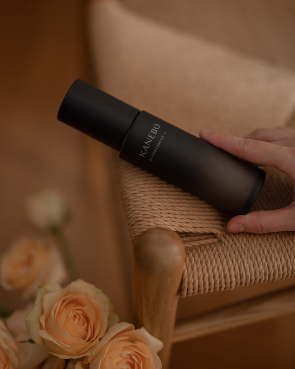 ✨ KANEBO 必入手美肌好物 # 1 :ON SKIN ESSENCE V 经常觉得皮肤用很多保湿产品都没效果,依然会出现泛红干痒、肌肤纹理粗糙问题?或许不是你喂给肌肤的营养不够,而是没有正确「对症下药」! 肌肤屏障受损如果没有修复好,就像破了洞没有补好的渔网一样,多用功都无效哦~ KANEBO ON SKIN ESSENCE V 修护精华露主打给予肌肤屏障绝佳修护,洗完脸后均匀涂抹、轻柔按摩促进吸收,不仅可以直达角质层进行深度补水保湿,还会在肌肤表层上形成一层「隐形保护膜」,帮助肌肤抵御外来刺激源收获及时舒缓。