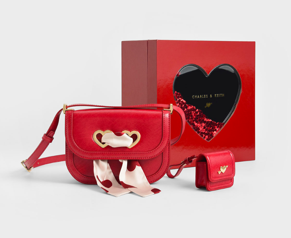 # 复古红豆腐包 本次三大七夕礼盒中，最鲜明亮眼的莫过于这款可爱又迷人的「复古红豆腐包」！尽显复古时髦魅力的红色调，加上点睛之笔的「心形锁扣」、「心形印花缎面围巾」，收到这份礼物的女生绝对眼冒爱心呀 ♥ 一组中还包含随身Airpods耳机迷你包，精致的「一箭穿心」迷你五金象征一见钟情甜蜜印记，编拍胸脯挂保证、绝对没有女生能抵御它的魅力（笑） >>> 【点击前往官网入手】