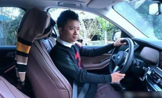 根据中国媒体报道,起初生活拮据的夫妻俩开启网络直播后不仅维持了一家三口生计,颇丰收益也让他们买了房、买了车,穿衣打扮上也是时尚了不少。但踏实的阿娇始终觉得直播「打感情牌」不是稳定的收入来源,想要真正维持生计还得考一份正式稳定的工作。然而小波对于赚得盆满钵满的直播红利不愿放弃,夫妻二人意见不合开始频繁争吵;过程中更发现了小波平时直播和粉丝聊天,聊着聊着却成了“撩骚”开始出轨。