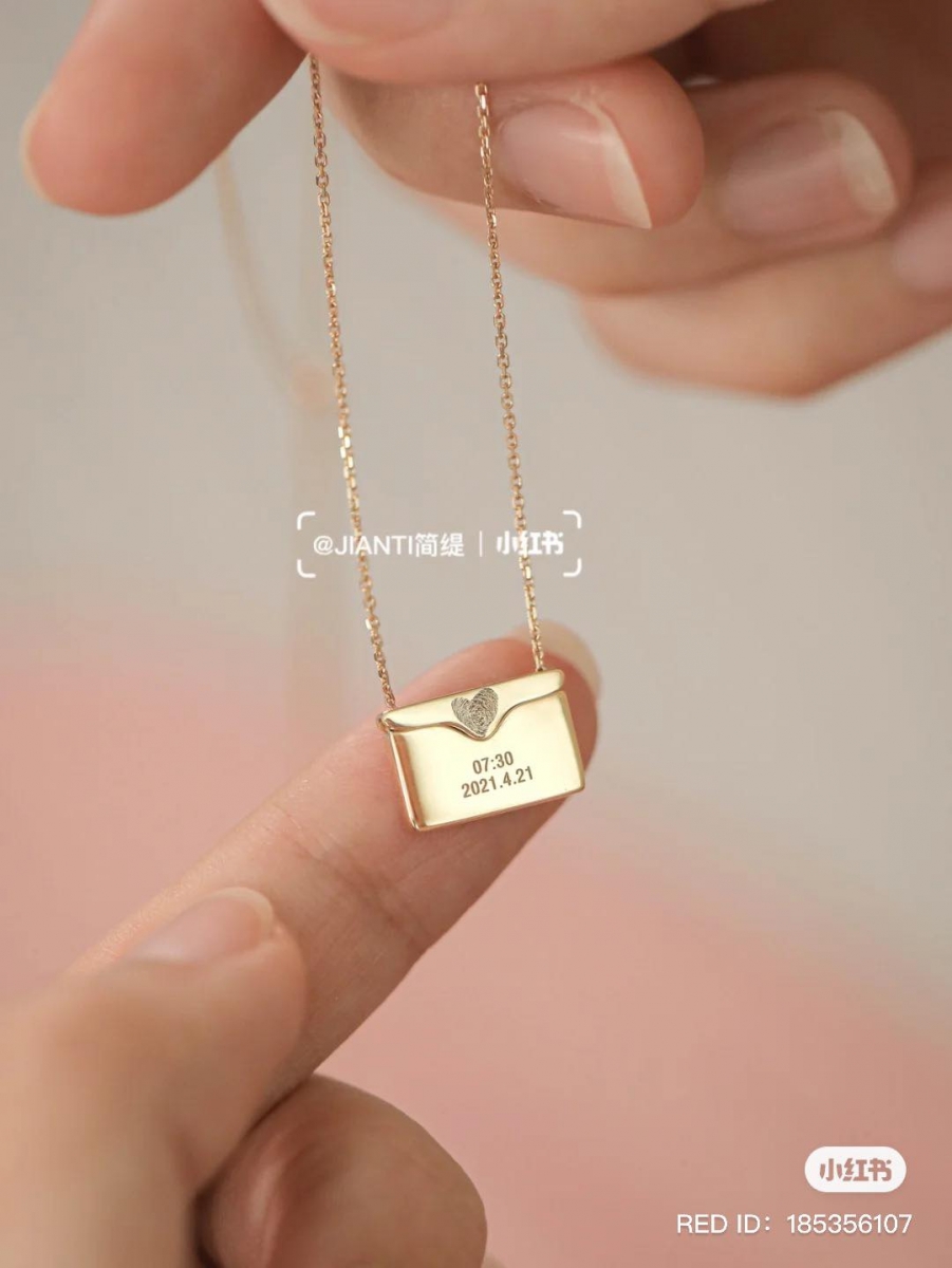 另一款「开合式」设计的小信封项链，小卡片/迷你情信和信封之间有金属扣相连接不怕弄丢～里面可以选择定制你和TA之间的甜蜜情话、爱的寄语，很有「我用一生给你写情信，也希望你用余生去读」的浪漫寓意啊 ♥ 相信女生们收到这款一定会感动到不行～