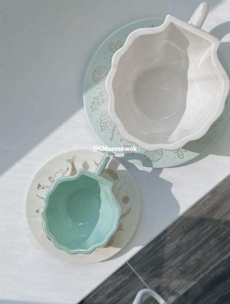 另一款Tiffany蓝绿色贝壳杯容量相对小很多，但强烈建议和珍珠白色款齐齐入手，摆在一起画面一整个超疗愈！