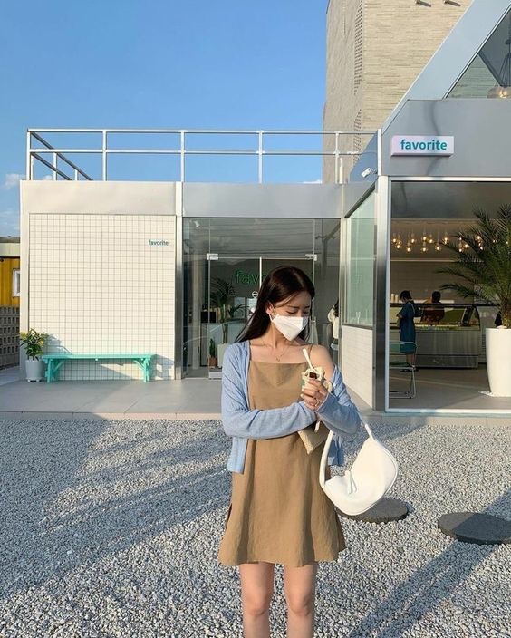 # 3 进行休闲运动时没有佩戴口罩 他表示许多民众外出散步、进行休闲运动时为了呼吸顺畅会选择不戴口罩,但这个做法是不对的;特别是Delta变种毒株来势汹汹,即使没有近距离和染疫者接触,病毒也有可能透过空气传播。因此外出散步、外出打包、签收包裹/外卖、邻里间闲聊几句,都要记得佩戴好口罩,谨慎防范。