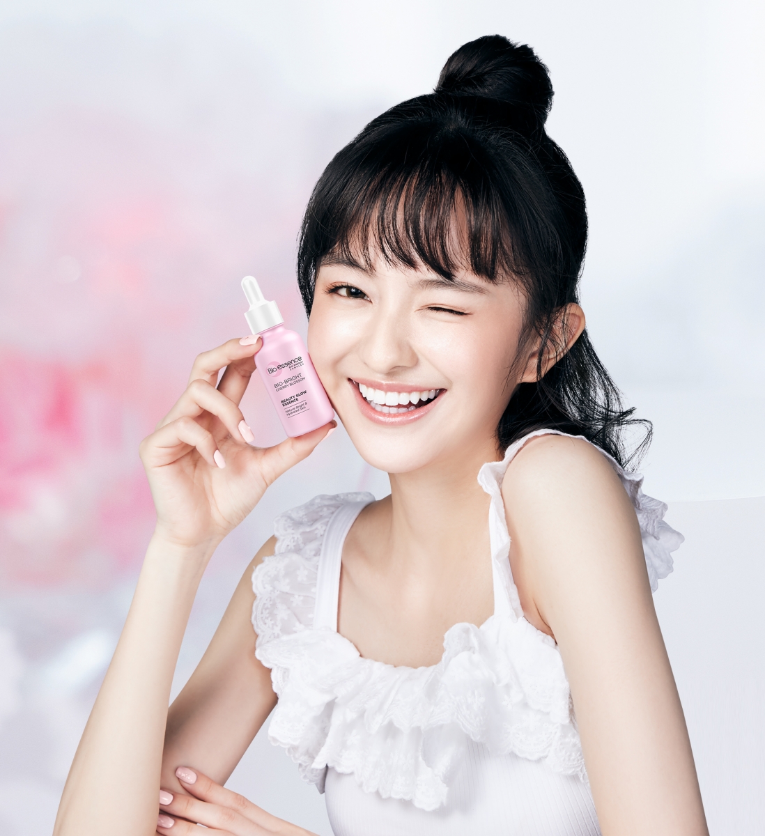 各种甜宠剧、青春校园爱情电影里的女主角皮肤都透着光,水水嫩嫩的少女肌连女生看着都好心动,难怪男主角们会沦陷啊(笑)马来西亚闷闷热热的天气,加上平时难免有熬夜习惯,暗沉、缺水、毛孔粗大等肌肤瑕疵都容易找上门,完全就是小仙女们变美路上的最大颗绊脚石!