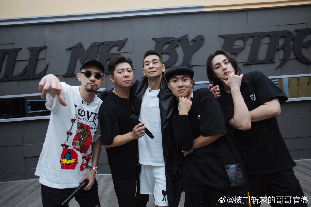 随着公演舞台开启,最新释出的预告也感受到了哥哥们面对或将有队友遭淘汰的煎熬;近日网上就开启了新一轮「披荆斩棘的哥哥成团人选预测」热议: