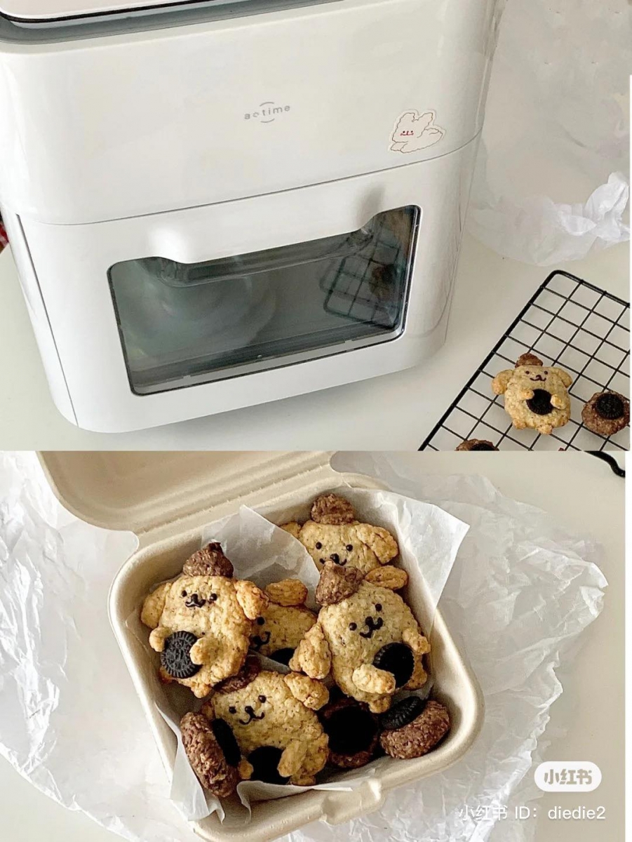 # 布丁狗健康燕麦饼 空气炸锅食谱 材料准备燕麦50g、低筋面粉40g、糖15g、盐1g、黄油15g(提前放在室温底下软化备用)、鸡蛋半颗;点缀用的可可粉4g、小圆饼干适量。