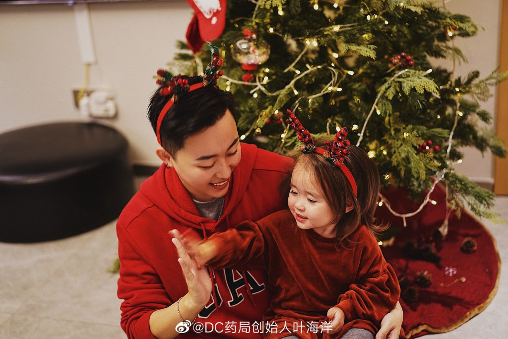 叶海洋也坦言自己并非冲动做决定，在确认自己的选择前她也深思熟虑过：「到了一个正值生育的年纪、28岁，我当时也在想我工作这么努力，家里就自己...感觉真的是空落落的，就觉得自己赚这么多钱干嘛呢？」 「我不是觉得自己很成功还是怎么样，真的是到了那个时候觉得，我这么拼命这么赚，我为的是什么、我缺失的是什么？我觉得我缺失的是爱、是一个家。但我又找不到爱情怎么办？我就决定先组建一个小家庭，先生个孩子。生孩子前我认真考虑过自己是否有能力为人父母；从经济角度，是没有什么困难。」