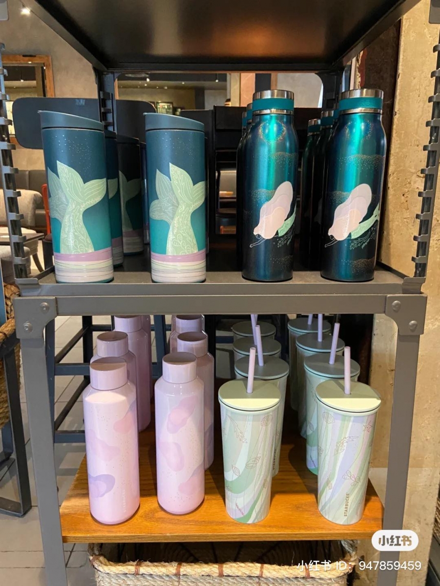 Tumbler随身杯、保温杯的部分，同样注入了梦幻人鱼主题元素。搭配夜幕绿底色的2款印上了人鱼尾巴图腾，梦幻中不失静谧优雅；另2款则是小清新感的嫩粉、嫩绿主题色，配上细致简约的海洋风图腾元素。