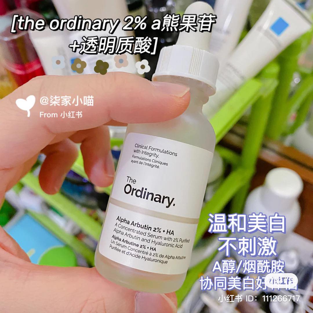 Alpha Arbutin 2% + HA 和上面的烟酰胺+锌离子原液被称为「完美护肤CP组合」;2%熊果苷玻尿酸原液会比许多市面上主打美白、淡化痘印色斑的精华成分浓度更高,主要可用于减少黑色素产生、淡化痘印色斑等问题,从而达到提亮美白效果。整体使用感受和上述烟酰胺+锌离子原液一样比较偏黏腻;专业护肤博主 @ 精致大姨夫 建议大家可以将它和烟酰胺+锌离子原液分开使用,一款当夜用精华、一款白天使用。