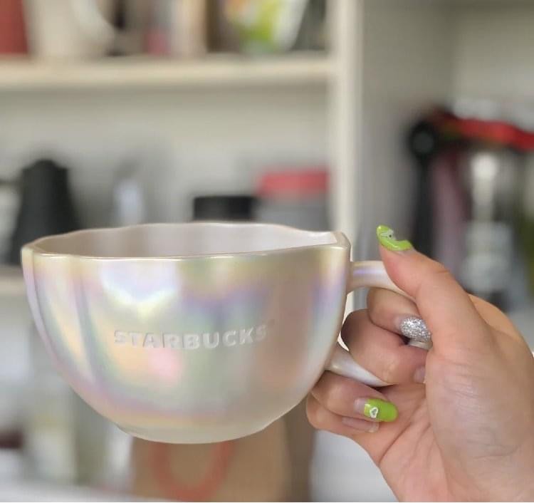 杯子控绝对和编有同感：有了好看的杯子，连喝水心情都会美滋滋的 ♥ 近日在小红书上掀起热议的Starbucks人鱼贝壳极光杯堪称杯子界「颜值天花板」，波光粼粼仙气色泽美到超犯规！