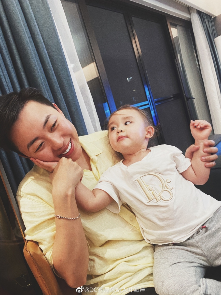 # 网民：有男人参与的家庭未必比较好！她一个人给孩子两人份的爱，比那些生了又弃养的人强多了！ 许多网民对于叶海洋的选择和勇气由衷佩服，纷纷表示希望她不要被外界的抨击、酸言酸语左右，大赞她当爹又当妈却甘之如饴、始终坚强的态度真的非常酷：「她是很棒的妈妈，看向小孩的眼神是不会骗人的」、「即便是正常夫妻关系，生下的子女也不见得会得到百分百的幸福！」、「那么有能力有没有男人其实根本不是重点；如果我是她，我也会这么做！」、「我就想问，这种有钱又爱小孩、能当爸爸又能当妈妈的哪里不好了？」