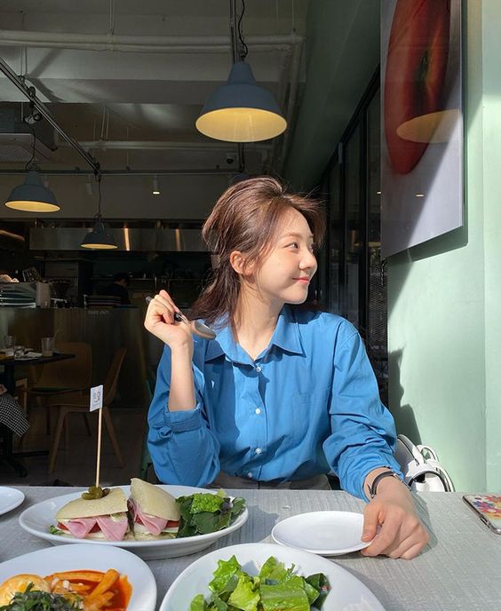 孤独等级第二级：一个人去餐厅、快餐店用餐 有网民表示到达第二级已经受不了：「完全不能忍受自己一个人在外吃饭」、「总觉得自己一个人用餐，会被其他食客以异样眼光看待」。