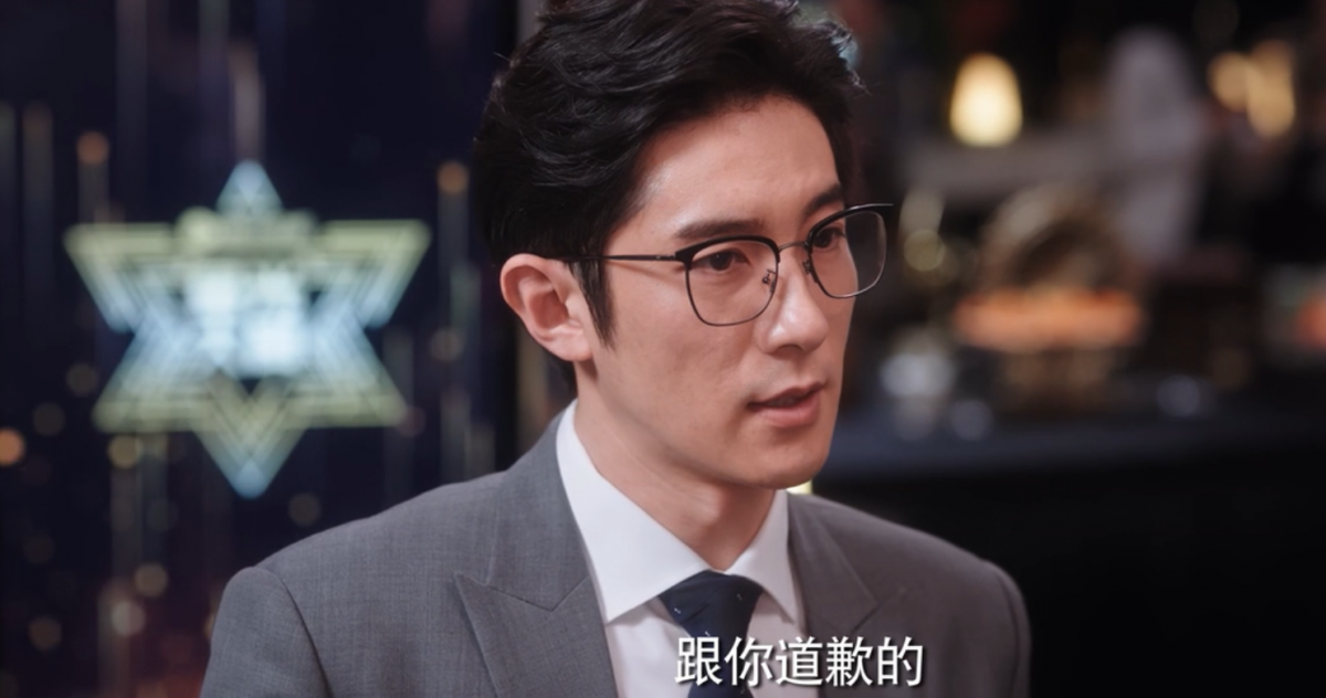 在这点上,《你是我的荣耀》中晶晶的前男友苏治,和最终与晶晶修成正果步入婚姻的于途就存在着十分明显的对比。晶晶和苏治恋爱半年后对方便希望她退出娱乐圈,原因是苏治的家庭保守,不希望未来的儿媳妇是个抛头露面的明星。或许苏治的出发点是好的,他认为自己和自己的家庭背景有足够能力给晶晶最好的生活,不需要她继续当艺人工作赚钱。但这份「责任感」是单向的给予,他没有了解和尊重晶晶的真实感受与心之所向,因而责任心转化成了对晶晶的支配。