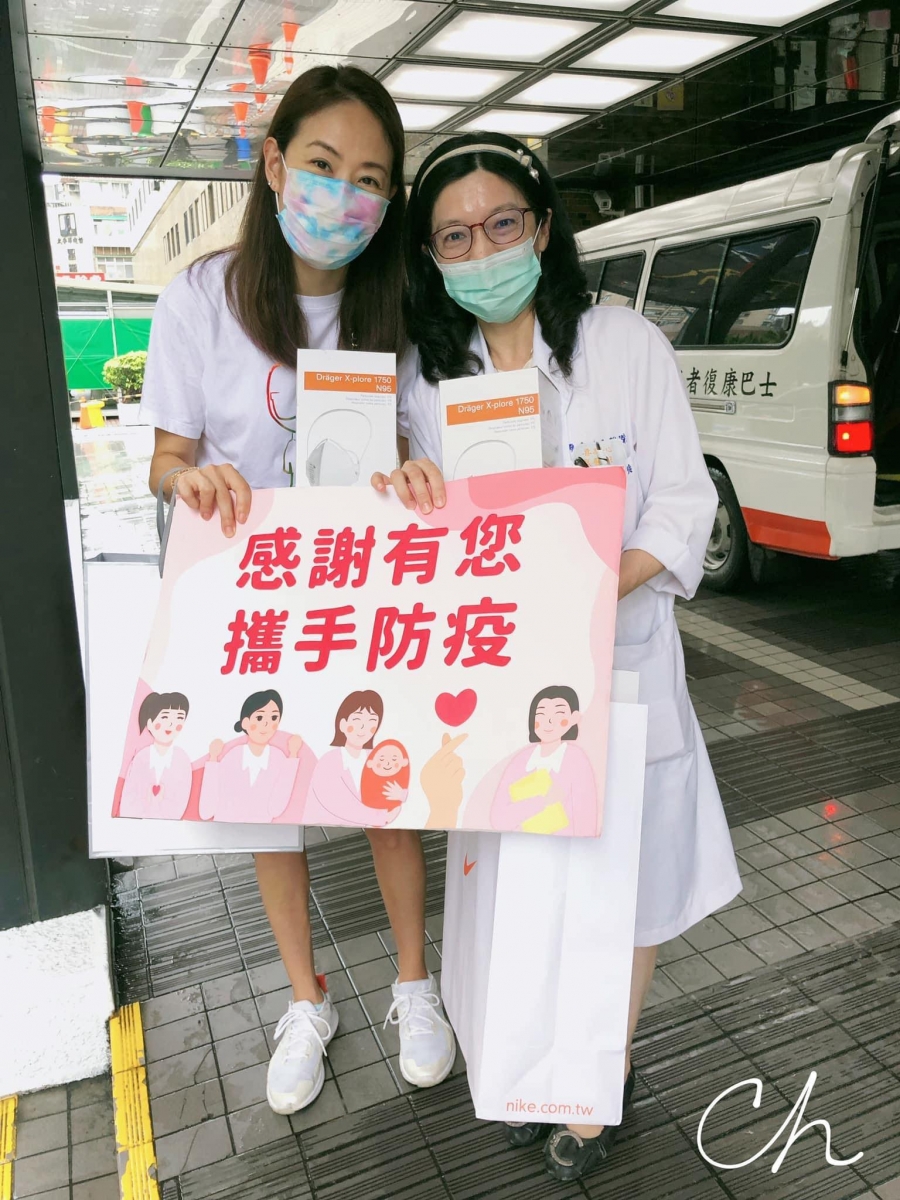 在黄明志Facebook贴文底下台湾抗疫女神贾永婕留言:「嗨,我想要帮忙 可以跟我联络一下吗?」,让大马网民们既惊喜又感动,纷纷大赞她「真女神」、「人美心善」、「抗疫不分国籍值得敬佩」。