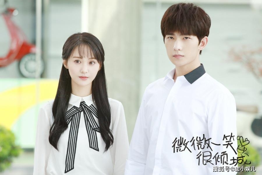 被中国官方大动作封杀的郑爽，连带其过往参与过演出的作品几乎无一幸免！和杨幂、李易峰等合作的《古剑奇谭》，与陈学冬、白敬亭领衔主演的《夏至未至》，以及和杨洋主演的代表作《微微一笑很倾城》等影视作品，之前只是删除了主演名单上郑爽的名字，此番整治行动下全数作品都被整部下架。 这意味着和她在这些作品中合作过的明星艺人、制作组和制片方均受波及，让网民高呼：替其他人感到不值、真的好无辜...因为她一颗老鼠屎坏了一锅粥，每部作品都是主创团队的心血啊！