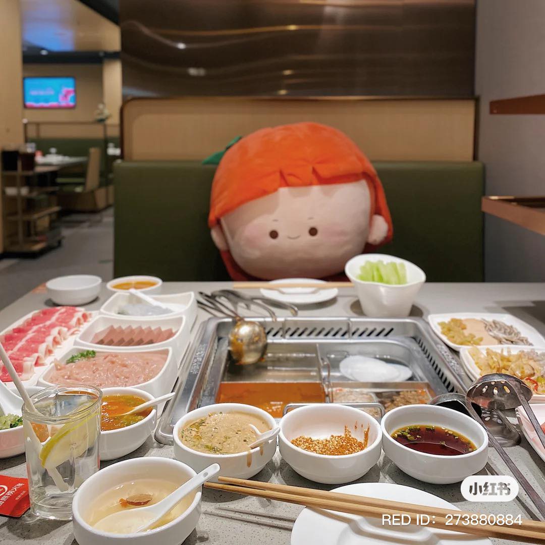 孤独等级第五级：一个人去吃火锅/吃烤肉 感觉火锅、烤肉这类餐点都是团体聚会或两、三人约会才会选择去吃，毕竟很多店家规定好单点2人份起跳～一个人确实吃不完啊！