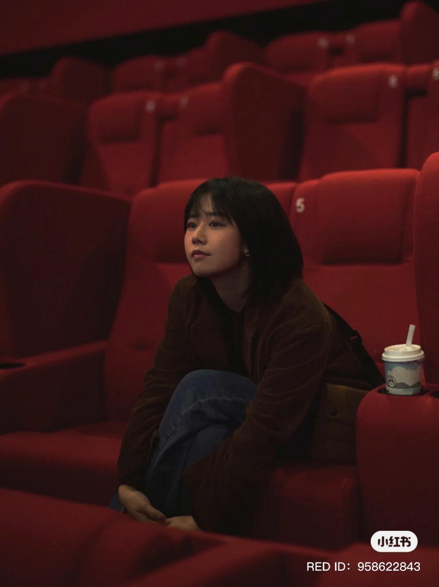 孤独等级第四级：一个人去看电影 难道只有编一个人觉得独自去看电影很自在吗？（笑）至少想看什么电影，冷门的、热门的、网评好的、网评差的，都能自己决定不用迁就他人啊～