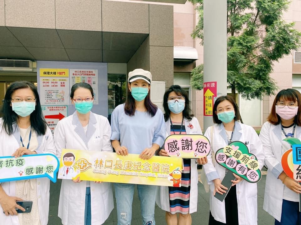 文末贾永婕透露跨海救援公益事业也已经扩展到了印尼、版图越来越大!她说明由于跨国捐助的相关环节还有困难需要突破,所以目前所捐赠的物资以医疗物资耗材为主,并喊话各界善心人士加盟救助行动。「请大家放心,我会在我的能力范围之内努力的!我可以负担的范围!可以付出是一种幸福 ❤️ 可以帮忙是一种荣幸 ❤️ #同理心! #疫情退散!」