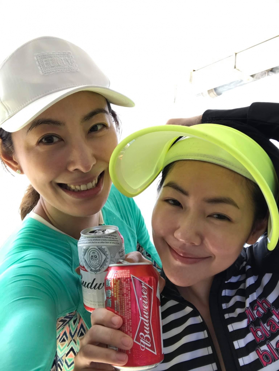 台湾媒体近日拍到于美人等人和传离婚后首度露面的大S聚会,而后虞美人受访时表示她们当日是为了响应贾永婕的越洋支援医护行动,一起聚会看简报,讨论如何帮助马来西亚朋友们对抗疫情。虽然没有具名,但相信上述所指的捐款爱心姐妹花就是贾永婕的好闺蜜大S徐熙媛、小S徐熙娣。