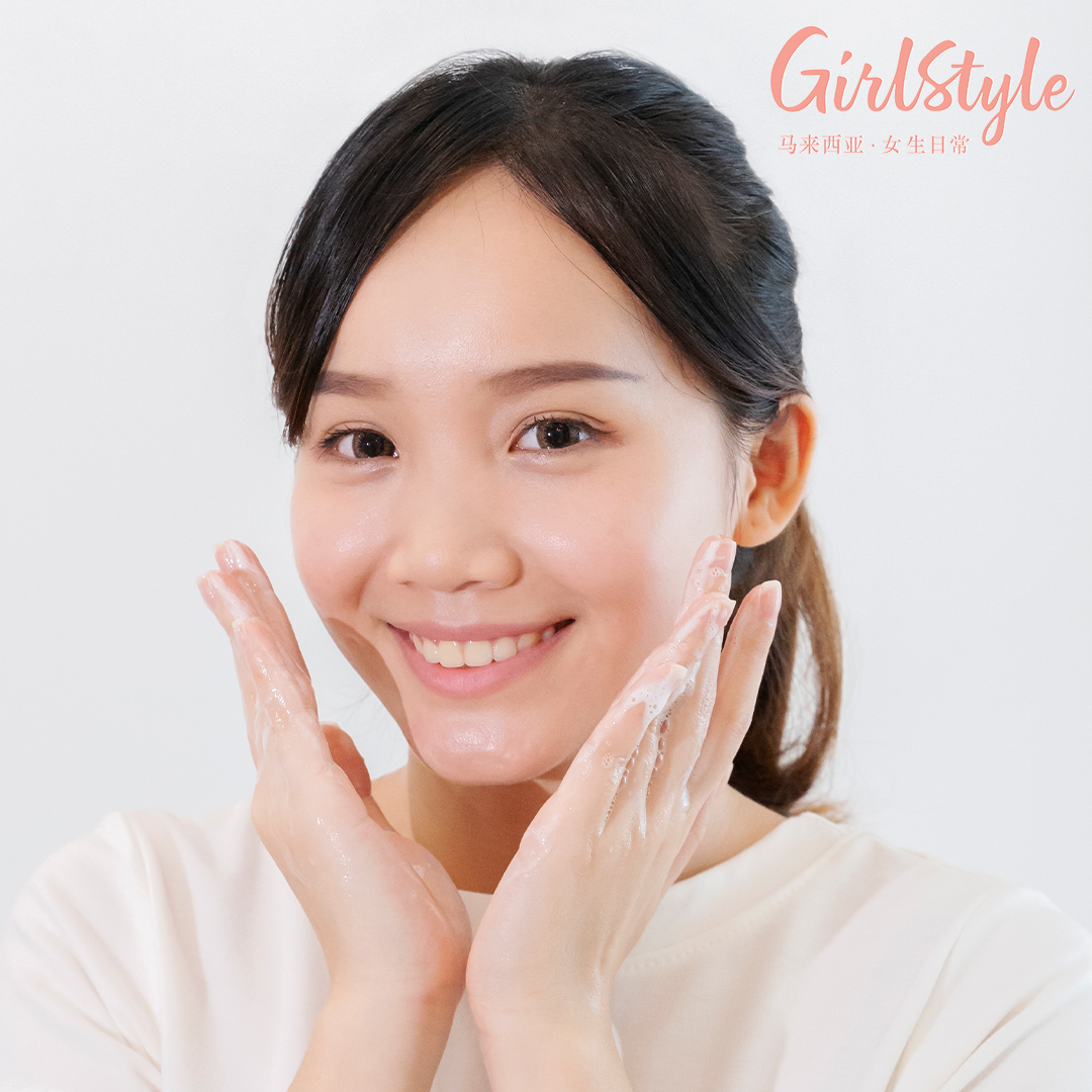 # 好肌肤关键不止在于保湿补水,「舒缓修复」也很重要! 最近明明没怎么出门,长时间呆在家皮肤反而好像变差了,特别容易全脸或局部干燥、泛红、发痒甚至刺痛脱屑?长久呆在冷气房里皮肤越干越油、肌肤水油状况大失衡;宅家期间经常偷懒没好好护肤,加上惯性熬夜不良作息,皮肤更加暗沉无光。以上这些状况,都有可能是导致你肤况不稳定的「元凶」!因此在护肤方面不止要着重保湿补水,镇静舒缓、修复肌肤屏障也很重要。