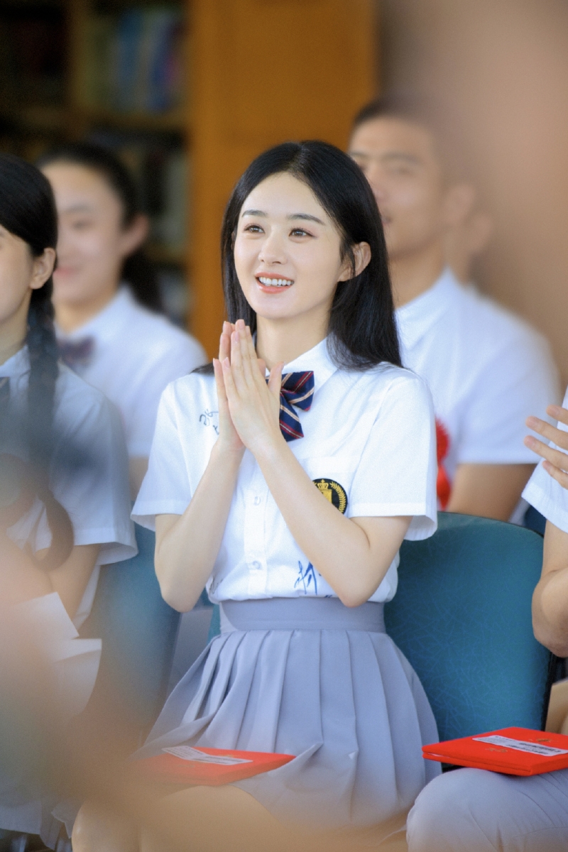 赵丽颖为粉丝行为买单、工作室微博禁言15天以示惩戒 日前传出赵丽颖和王一博继早前的《有翡》后有意二搭合作新剧《野蛮生长》，导致赵丽颖粉丝愤起掀骂战、宣扬集体抵制，随之引发王一博粉丝加入互撕，进一步引发恶意号召线上攻击、滋事等行为。该事件不巧撞上了本次整治饭圈乱象的「清朗行动」风口浪尖上，导致赵丽颖本人、工作室团队和官方粉丝团被相关单位用来「杀鸡儆猴」！