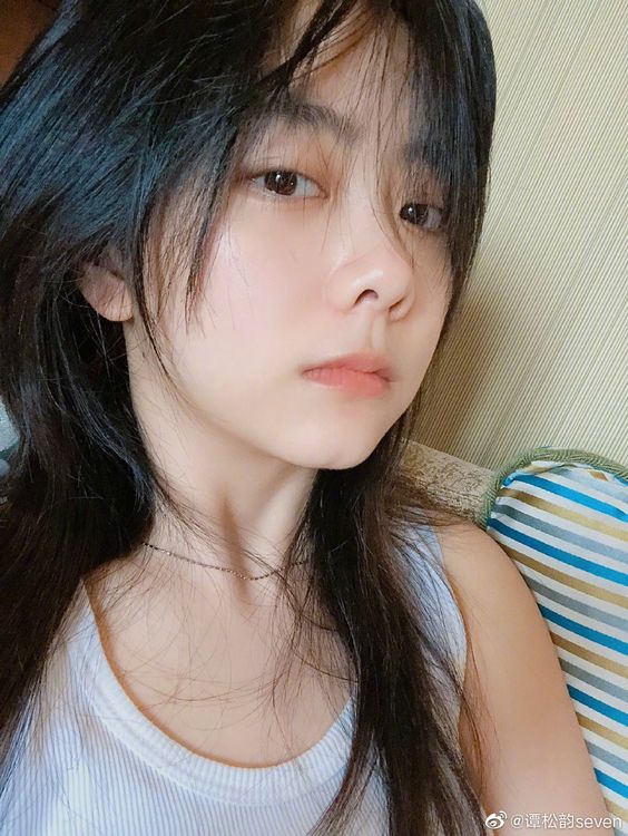 收缩毛孔方法 5 :一年四季、室内室外都要涂防晒 李艺恩医生强调了「涂防晒」的重要性,一年四季无论任何天气、在室内或室外活动,都一定要注重防晒步骤;否则在无处不在的紫外线侵害下肌肤容易加速老化,导致皮肤弹性下降进而让毛孔越来越粗大。