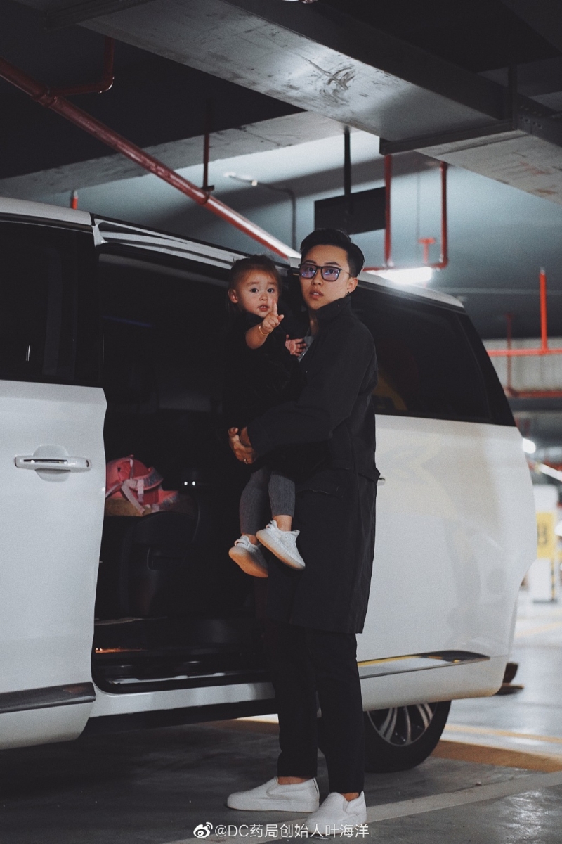 此外也有许多身同感受的网民表示：「为什么一定要“有另一半”才算完整的家庭？我从一岁起就是单亲，我爸也是一个人把我养大、给了我两人份的爱，单亲并没有不幸！」、「有男人的家庭未必健康、也没有比较好！」、「经济许可、态度负责任、足够爱小孩，我觉得很好啊！而且没有“猪队友”、“婆媳问题”困扰耶（笑）」