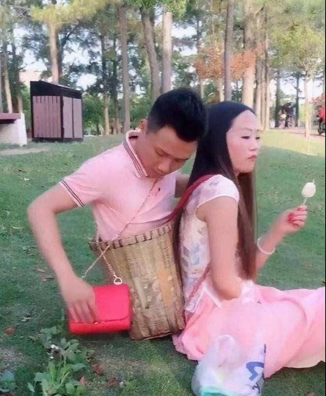 事件主人公是抖音、快手等短视频平台上颇有名气的身残网红夫妇「连体夫妻」,丈夫小波多年前因为车祸意外双腿截肢,妻子阿娇则因早年一起意外失去了右边手肘以下的手臂。俩人因加入残疾人士互助会邂逅彼此,同样身残志坚的他们相互吸引,最终相恋结婚并育有一名女儿;结婚时男方还许下感人肺腑的誓言:「我做你的手,你当我的腿,此生我们彼此相依为命」。