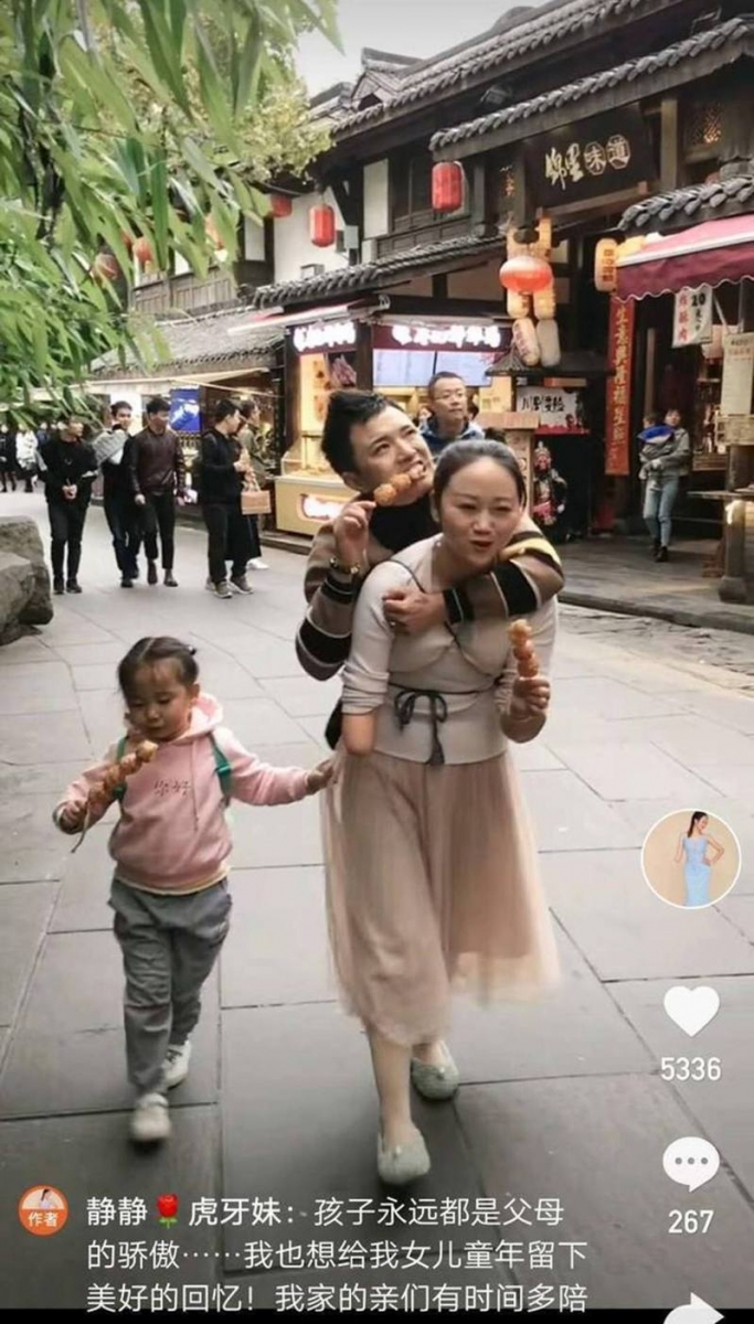 婚后阿娇一只悉心照顾着因为失去双腿无法外出工作的丈夫小波,每次出门都会让丈夫坐在竹篮子里自己亲自背着行走;夫妻二人每天形影不离、成为彼此的手脚,互相扶持和救赎的事迹被拍成短视频上传网络后感动了一众网民。