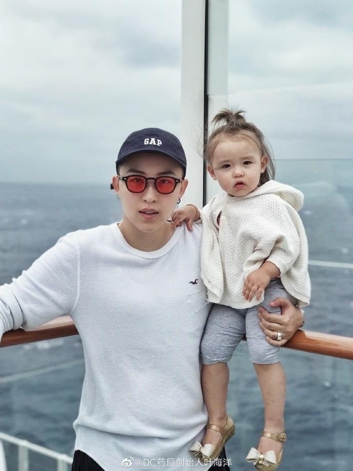 2019年间因为买精生女掀起网上两极化议论的中国药妆公司女CEO叶海洋，近日公开了已怀上二胎的喜讯，再度掀起网络争议！ 叶海洋在2017年飞到美国进行了试管婴儿手术，从挑选小孩父亲、促排、取卵、胚胎、移植、产检等，成功怀第一胎的全过程大约花费了近50万人民币。如今女儿Doris已经3岁，而叶海洋自己一直喜欢小孩、也想要让女儿有个伴，因此深思熟虑后决定再进行一次试管婴儿手术：