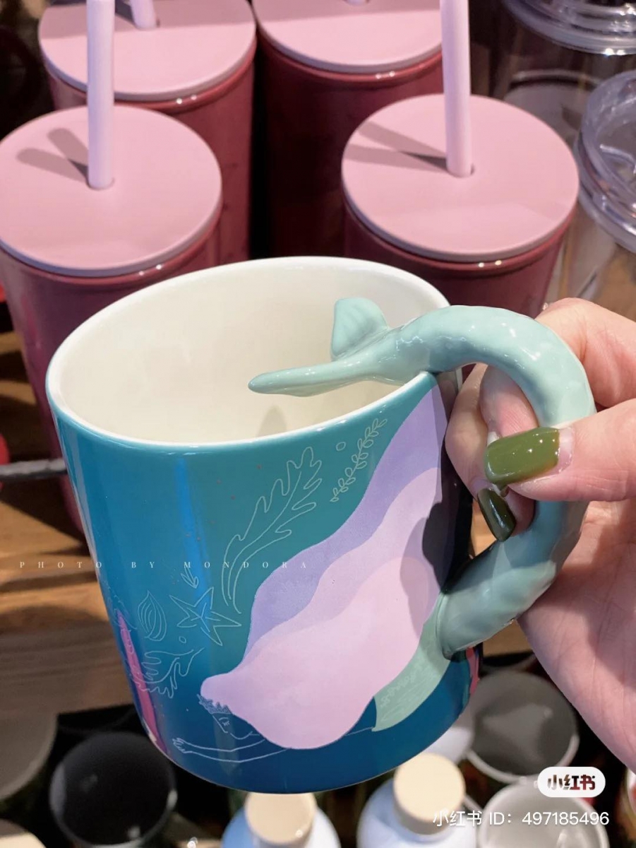 本次澳洲星巴克配合50周年庆推出的Siren系列特别纪念版周边，均以少女心破表的「人鱼传说」为主题。除了上述讨论度最高的人鱼贝壳极光杯，超精致的人鱼尾巴设计Espresso小杯子、贝壳浮雕马克杯Mug Sea Shell，颜值也让人看完想高呼“绝绝子”！Mug Swimming Siren杯子握柄处是非常有设计感的人鱼尾巴～星爸爸真的很懂少女心有木有 ♥
