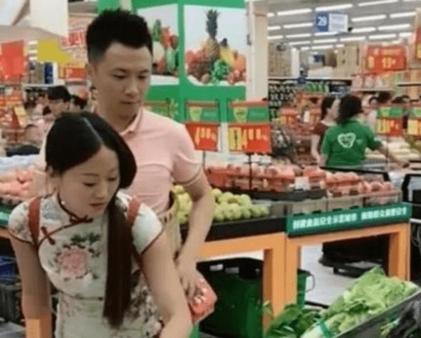 许多网民得悉此事件后怒斥小波渣男行径:「为什么可以对照顾自己这么多年的老婆做出这些?这渣男真是够恶心的!」、「先声明我不是歧视残障人士,鄙夷的话只针对这渣男:你两条腿都没了,还管不住你的下半身!?看来“下面”也应该截掉才老实」、「看衰这男的和他小三的恋情!等他名气没了、钱没了,小三肯定会像他狠心甩掉阿娇一样,不留情面离开他!」、「这年头,连没腿的人都能劈腿…真TM讽刺!」、「只能共患难不能同富贵...这渣男我看了都想吐」。