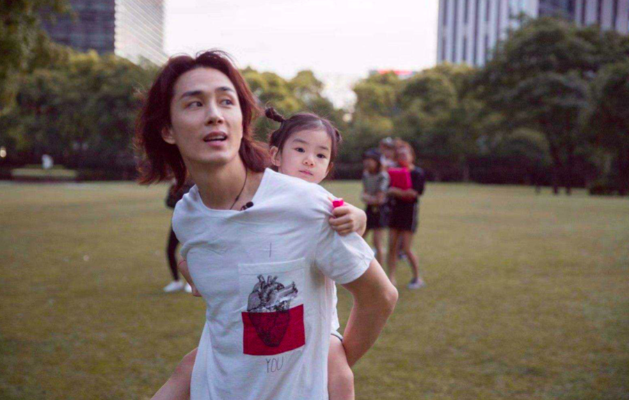 李承铉说自己并没有正式对太太表露出压力以及对外界目光的不安,但贴心的戚薇感受到他的心情变化后主动「解开心结」,暖心鼓励他道:「你在家照顾宝宝,我也可以放心地做我想做的、追求我的梦想你是给我一个机会,所以我反而要感谢你」;看似简简单单一句话,实则给了他莫大的温暖和力量。