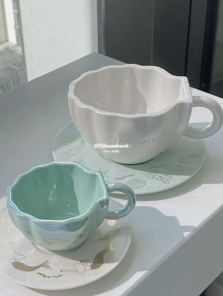 另一款Tiffany蓝绿色贝壳杯容量相对小很多，但强烈建议和珍珠白色款齐齐入手，摆在一起画面一整个超疗愈！