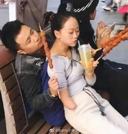 日前中国国风男歌手霍尊被前女友爆出轨、台上台下双面人闹得沸沸扬扬;同一时间另一则关注度较低、但同样“渣”出新境界的网红阿娇小波离婚、抛弃糟糠妻劈腿小三事件,也让网民惊呼:震碎三观!