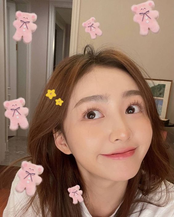 收缩毛孔方法 4 :视黄醇成分产品有助预防角质堆积 她建议饱受毛孔粗大困扰的粉丝可以尝试使用含有视黄醇成分的产品;视黄醇成分可以强化构成毛孔的纤维质、预防角质堆积、改善皮脂分泌,但这类成分对皮肤有一定的刺激性,敏弱肌注意慎用、建议大家可以先咨询护肤专业人士,或先从低浓度视黄醇成分产品用起,慢慢建立肌肤耐受度。