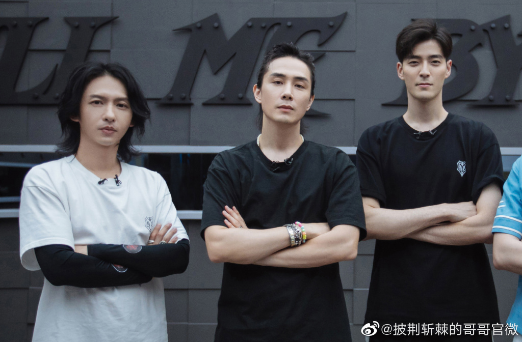 唱跳组方面哥哥们大多有男团经验,整体综合实力较好。李承铉初舞台的反响极高、高瀚宇和敖犬的舞台实力和人格魅力都很有亮点,成团可能性较高。颜值担当李铢衔虽然因为手部旧伤无法再弹贝斯,但Vocal很好、节目中勤恳实诚的表现也非常圈粉!