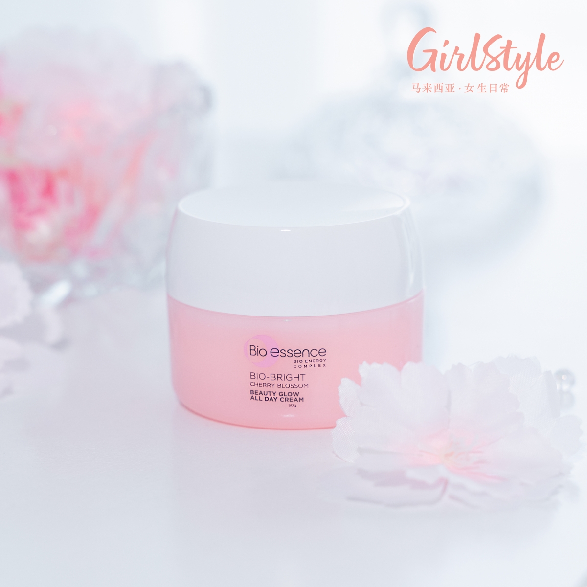 最后一步也很关键!Beauty Glow All Day Cream保湿霜早晚都能使用,用清爽乳状质地的它作为日常护肤程序的收尾,上脸瞬间保湿肌肤有感,重点是很快速就能吸收渗透到肌肤里,用完不会感觉脸上闷闷的、丝毫不粘腻~