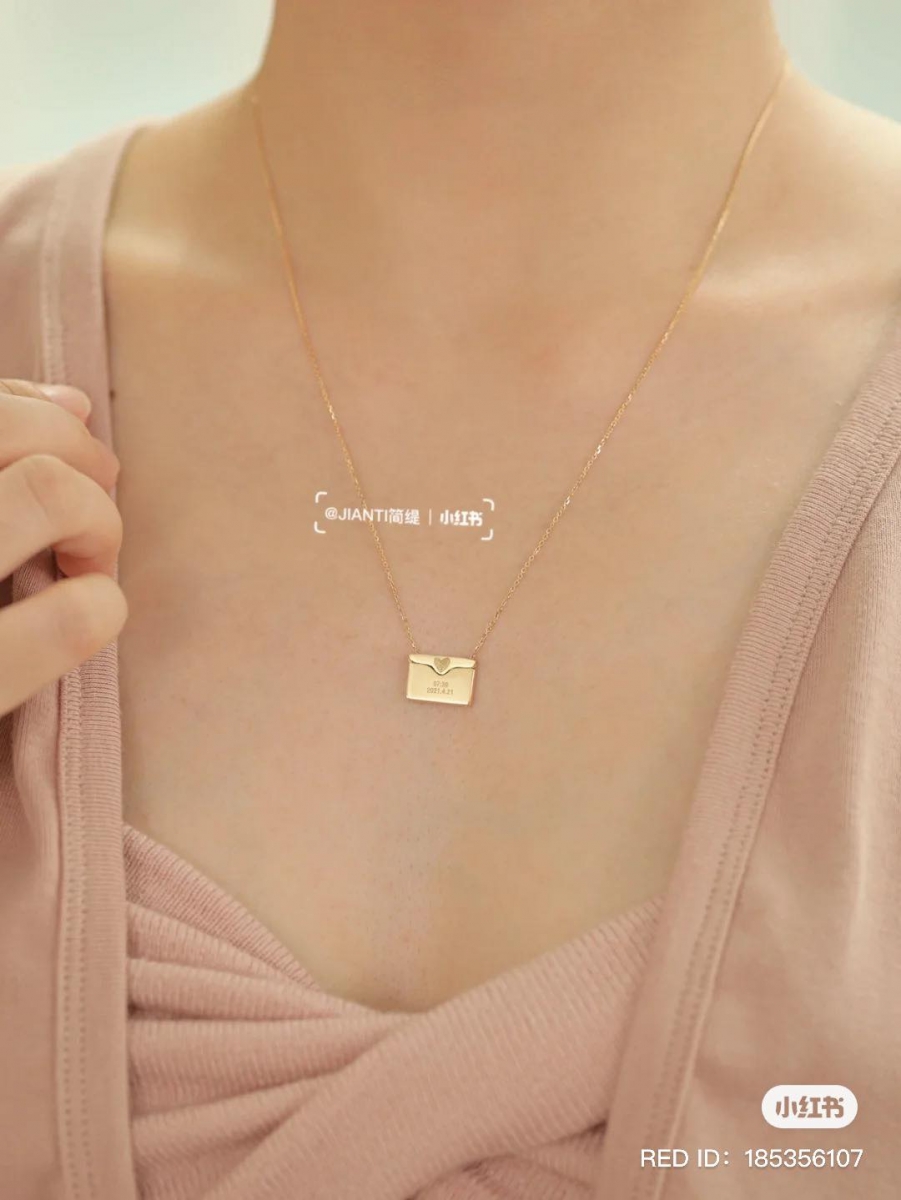 另一款「开合式」设计的小信封项链，小卡片/迷你情信和信封之间有金属扣相连接不怕弄丢～里面可以选择定制你和TA之间的甜蜜情话、爱的寄语，很有「我用一生给你写情信，也希望你用余生去读」的浪漫寓意啊 ♥ 相信女生们收到这款一定会感动到不行～
