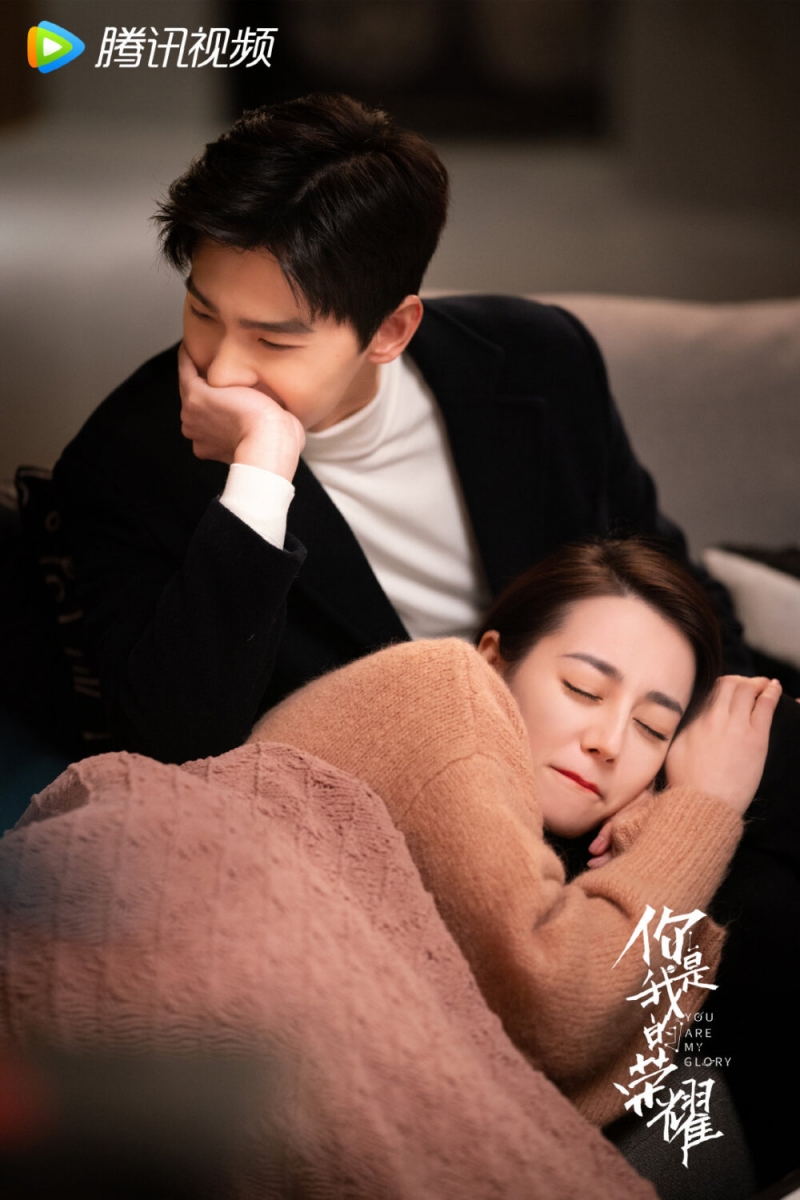 随着《你是我的荣耀》剧情展开至中后段，原本因为种种原因不敢接受晶晶的于途终于“开窍”！告白成功后低情商玉兔变身超会撩流氓兔，追妻行为堪称一路往高速飙车的方向奔去（笑）虎狼之词和各种超欲吻戏频频霸榜热搜话题～