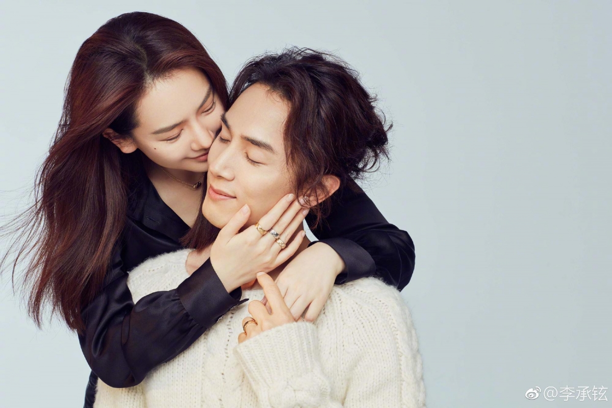 # 李承铉:「以前我对全职妈妈的工作看得太简单了」 采访中李承铉透露自己起初对于成为全职爸爸时颇有压力的:「这个压力是取决于,我也是在传统的家庭长大的,会觉得男生就应该是在外面奋斗、工作,然后照顾家人的。我不是宠妻狂魔,但我真的要感谢我的老婆和丈母娘,她们从来没有给我一丝这种让我有压力和负担的一个感觉。」