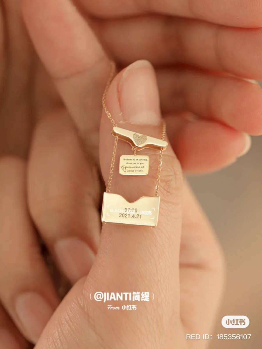另一款「开合式」设计的小信封项链，小卡片/迷你情信和信封之间有金属扣相连接不怕弄丢～里面可以选择定制你和TA之间的甜蜜情话、爱的寄语，很有「我用一生给你写情信，也希望你用余生去读」的浪漫寓意啊 ♥ 相信女生们收到这款一定会感动到不行～