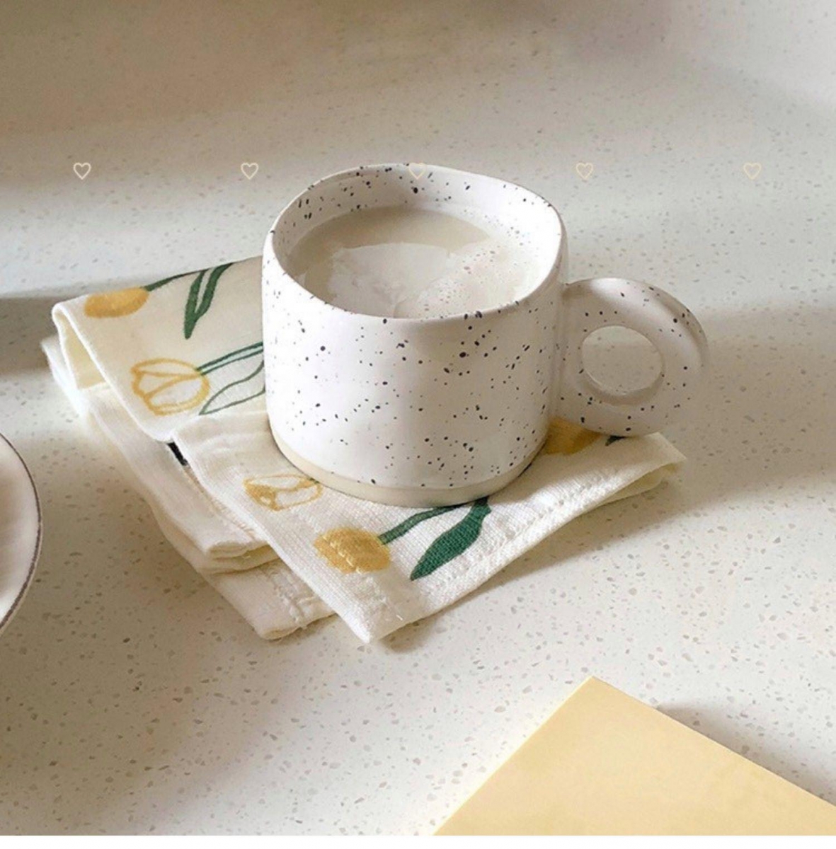 # 6 简约风陶瓷杯 日韩系女生最爱、很有「手工制作感」的杯子 ♥ 简约设计陶瓷杯身带点不规则感设计、泼墨元素随性好看，雾霾蓝和奶白色设计都很值得入手！ >>> 【点击查看Shopee链接】