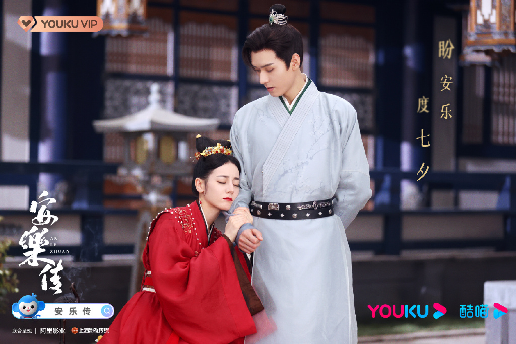 《安乐传》龚俊、迪丽热巴、刘宇宁(已官宣)    月前改编自小说《帝皇书》的古装剧《安乐传》正式开机,主演龚俊、迪丽热巴、刘宇宁全员高个子阵容超级亮眼(笑)剧情讲述家道中落的女主角梓元流落民间,改名「任安乐」致力于安置因战争受难的老百姓,并且秘密查探当年家族突遭变故的真相。过程中她邂逅太子韩烨,俩人相互帮助下共同破解舞弊、贪污等大案,而韩烨烨认定她为自己的太子妃,不惜和自己的父皇周旋只为护她周全。