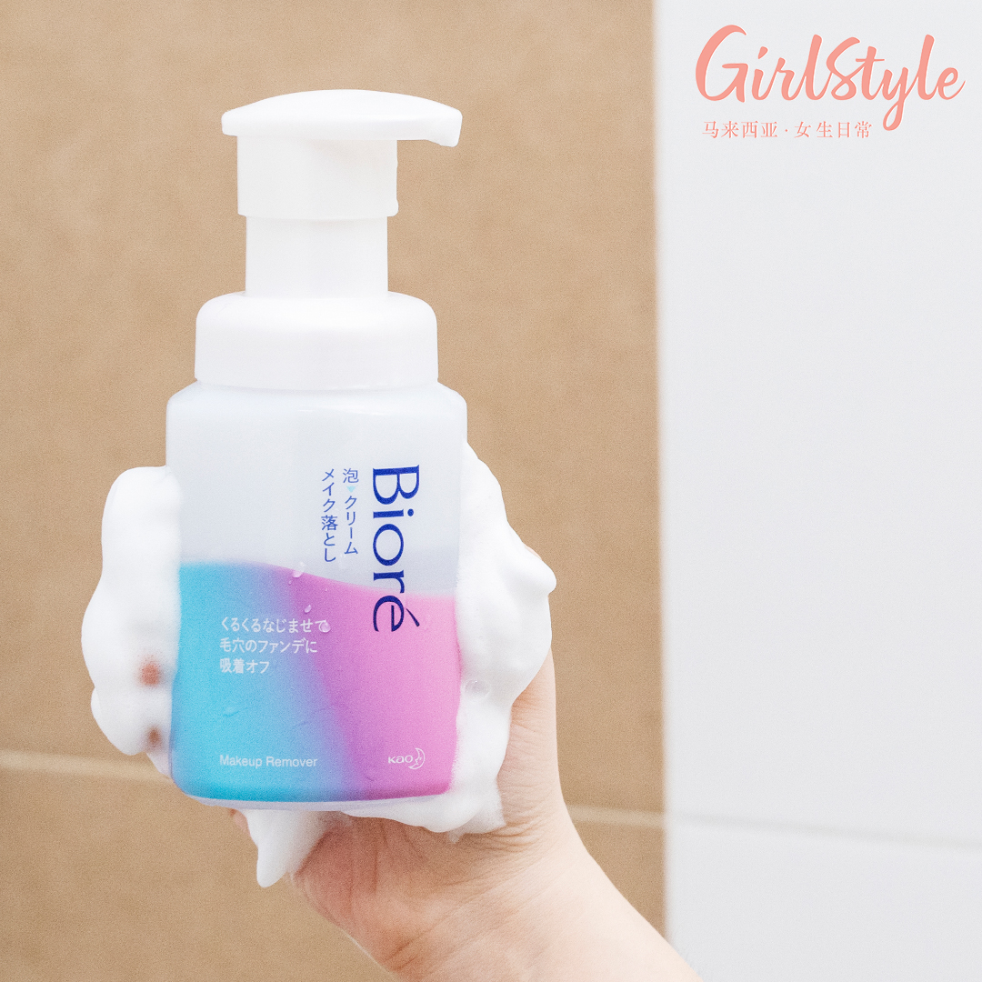 # 按压出绵密泡沫 → 上脸溶妆转换成乳霜质地 Biore Whip Foam to Cream Speedy Makeup Remover 的质地正如其名!一按压泵头快速收获绵密细腻的泡沫,完全不用出动各种卸妆辅助用品,省时又省力。像软绵绵云朵般的超疗愈质地,不仅方便均匀涂抹于全脸,同时还有效减少洁面过程中和肌肤的摩擦,确保皮肤温和净透+零刺激。