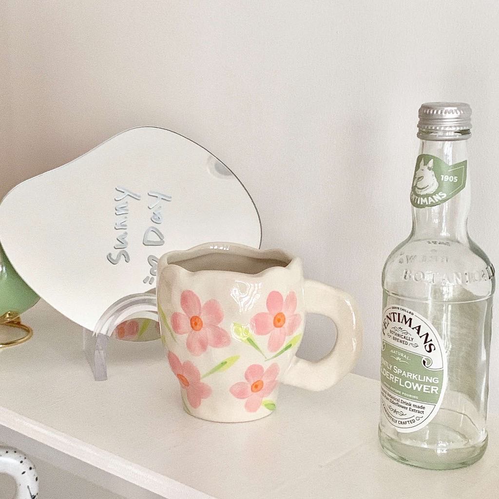 # 1 奶乎乎配色陶艺手工杯 编这次整理的杯子中私心最爱的一组，超想全系列包色➕包款带回家啊！杯身故意做了「手工feel」不规则设计～郁金香、云朵等元素加上粉嫩嫩配色少女心满分。 >>> 【点击查看Shopee链接】