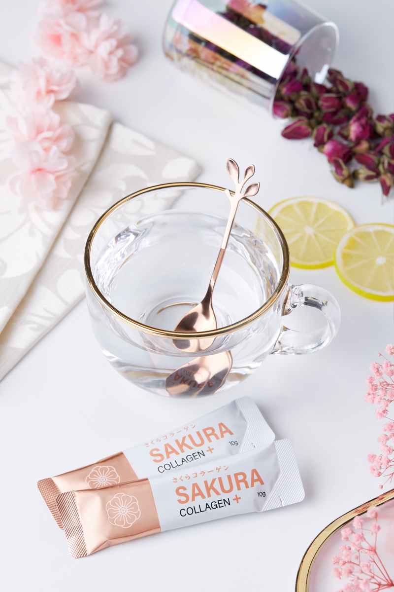根据京都药科大学博士研究发现,作为胶原蛋白先导的专利樱花萃取物,不止可以促进胶原蛋白形成,也能提升我们人体对于胶原蛋白的吸收;富含的2大活性成分 - 咖啡酰葡萄糖和槲皮素葡萄糖,可以达到预防皱纹、黑色素形成,以及提升肌肤胶原蛋白含量、提亮肤色、为肌肤滋润锁水功效,轻松为你守护住靓丽美肌~