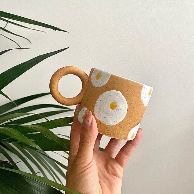 # 3 韩系手绘风陶瓷杯 把手部分很贴心地提供大圆形、小方形设计可选；像小花又像可可爱爱荷包蛋的手绘元素搭配奶茶色杯身，这款随手放在桌面上都能成为精美布置亮点啊！>>> 【点击查看Shopee链接】