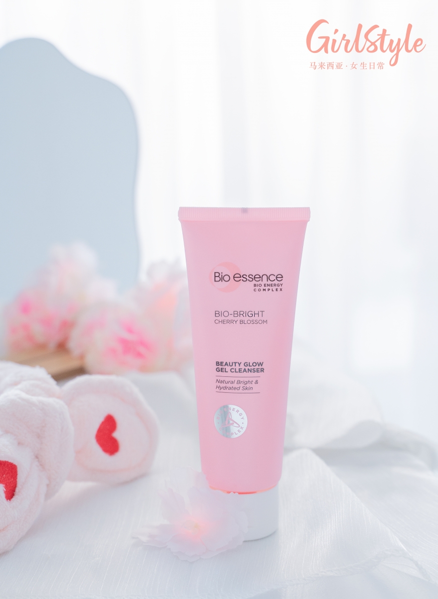 打造初恋感「粉嫩透亮樱花肌」的护肤过程一点都不复杂~首先使用Beauty Glow Gel Cleanser 凝胶洗脸霜,有效洁净肌肤的同时,成分也发挥养肤功效~洗完脸感觉温和舒适、肌肤不会觉得干涩,特别柔嫩水润~重点是边洗脸还能边沉浸在满满清新樱花香气之中,无论皮肤或身心灵都感觉超治愈!