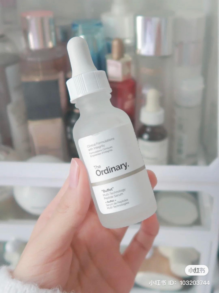 Buffet 这款Buffet胜肽精华早在The Ordinary刚爆红初期就已经是公认的「必囤保养品」;由于精华本身主打透过非常高浓度的25%胜肽成分达到多重抗老效用,可对抗皱纹/细纹/法令纹/表情纹,同时提升肌肤弹性、促进胶原蛋白再生、镇静消炎,因此又被忠实用户们称作「自助餐精华」,形容它像自助餐一样“要啥有啥”,除了脸部使用以外,用于缓解颈纹问题也有不错的效果。建议使用这款产品时不要搭配含有酒精成分的产品,以免破坏了胜肽本身的结构影响护肤效果。